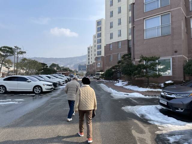 김아무개(83)씨 부부가 지난 1월14일 점심식사를 마치고 주변을 산책하고 있다. 황보연 기자
