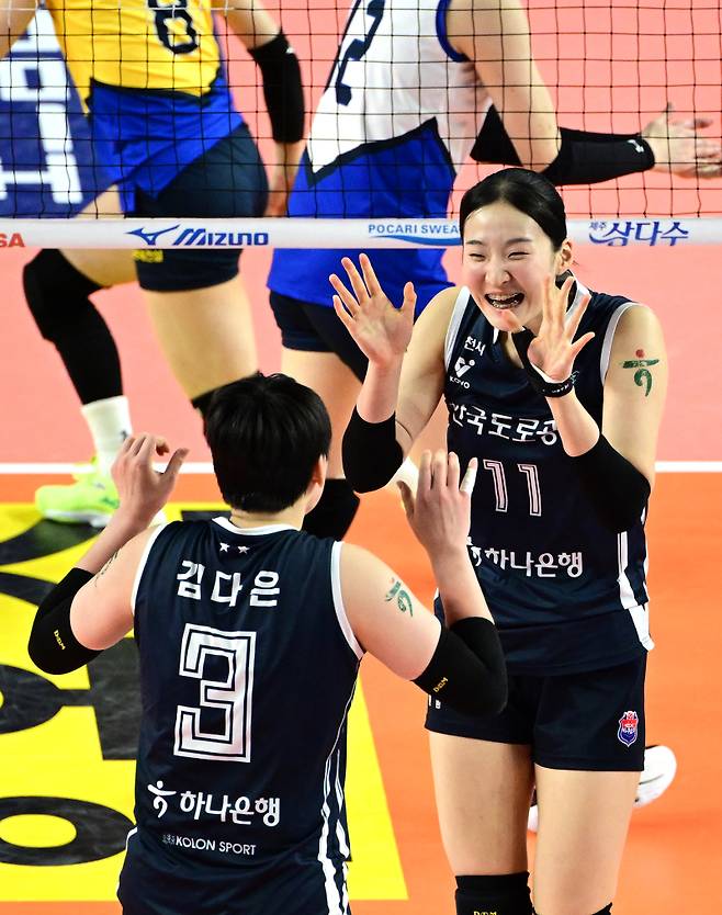 한국도로공사 입단 1~2년 차 세터 김다은(왼쪽)과 미들 블로커 김세빈(오른쪽). 사진=KOVO