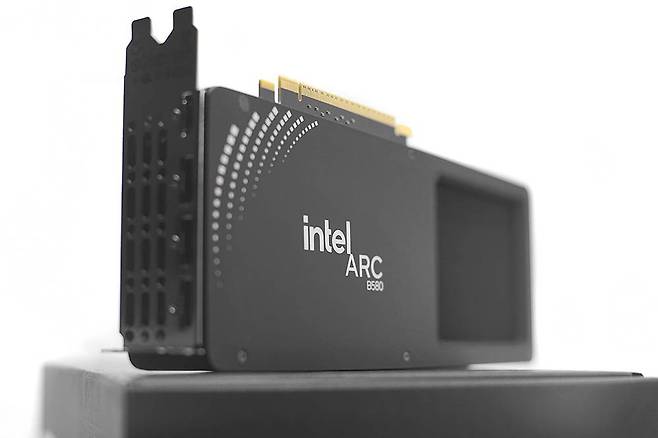 제품 후면에 백플레이트가 있고, 별도로 방열 구조도 마련됐다 / 출처=IT동아