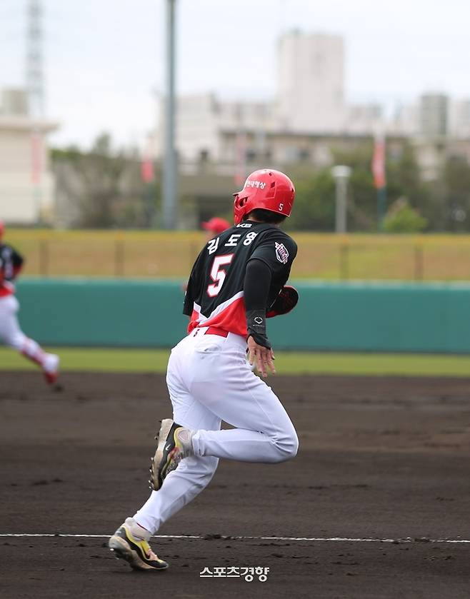 KIA 김도영이 지난 22일 히로시마전에서 타격한 뒤 달려나가고 있다. KIA 타이거즈 제공