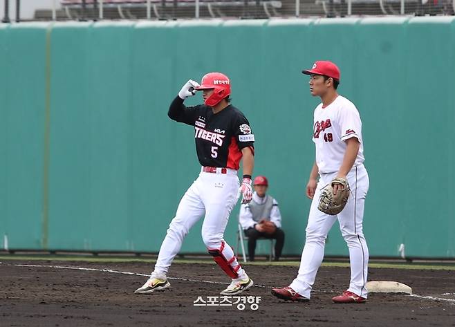 KIA 김도영이 지난 22일 히로시마와 연습경기에서 출루하고 있다. KIA 타이거즈 제공
