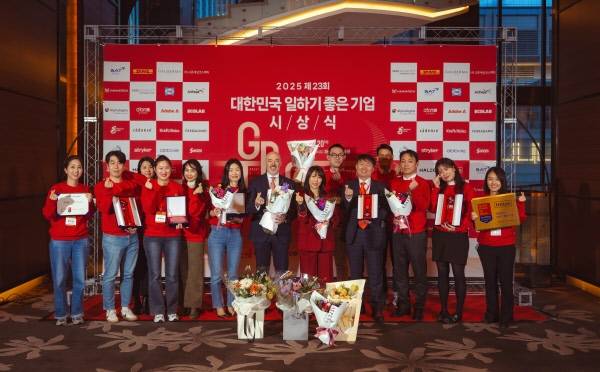 힐튼 코리아가 '대한민국 일하기 좋은 100대 기업'에서 21위에 선정됐다. 사진은 힐튼 GPTW 시상식에서 기념 촬영하고 있는 힐튼 코리아 임직원 / 힐튼 코리아