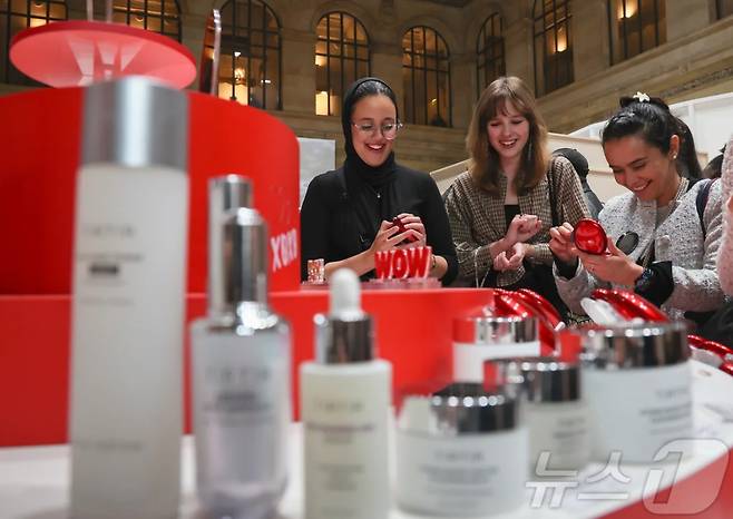 프랑스 파리 브롱냐르 궁 뷰티 브랜드존에서 방문객들이 티르티르, 조선미녀, 아이소이 등 K-뷰티 상품들을 살펴보고 있다. 2024.10.26/뉴스1 ⓒ News1 이준성 기자