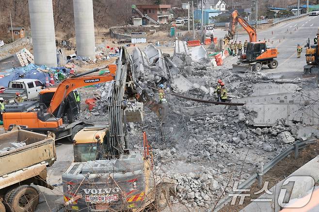 소방대원들이 25일 경기 안성시 서운면 산평리 서울세종고속도로 공사장 교량 붕괴 사고현장에서 구조작업을 펼치고 있다. 2025.2.25/뉴스1 ⓒ News1 김영운 기자