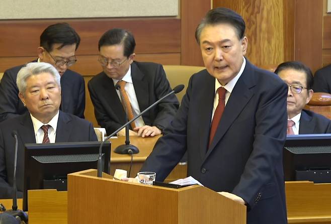 윤석열 대통령이 25일 오후 헌법재판소 대심판정에서 열린 탄핵심판 마지막 변론에서 최종 변론을 하고 있다./헌법재판소