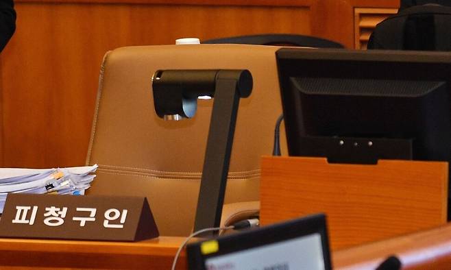 윤석열 대통령 쪽 변호인들이 25일 서울 종로구 헌법재판소에서 열린 윤 대통령 탄핵심판 11차 변론에 출석해 변론 시작을 기다리고 있다. 사진공동취재단