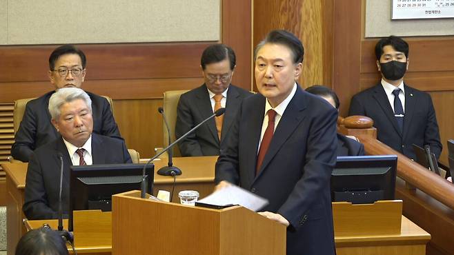 윤석열 대통령이 탄핵심판 마지막 변론기일인 25일 저녁 서울 종로구 헌법재판소에서 최종진술을 하고 있다. 헌법재판소 제공