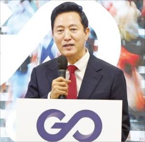오세훈 서울시장이 24일 서울시청 브리핑룸에서 서울시의 대중교통 통합 브랜드 ‘GO SEOUL(고서울)’을 소개하고 있다. 김범준 기자