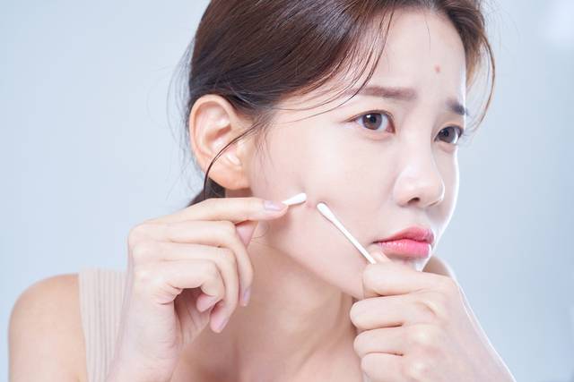 봄철에는 자외선이 강하고 황사나 미세먼지, 꽃가루 날림이 많아 피부관리가 중요한 시기다. 사진은 기사의 특정 사실과 관련 없음. 게티이미지뱅크