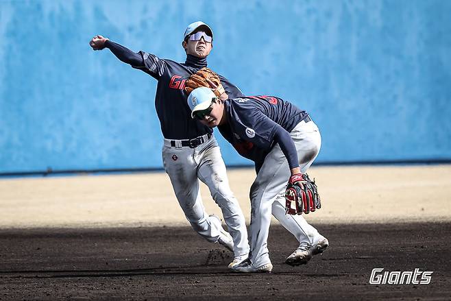 롯데 전민재(왼쪽)가 23일 일본 미야자키 난고스타디움에서 펼쳐진 세이부와 연습경기 도중 1루 송구를 하고 있다. 사진제공|롯데 자이언츠