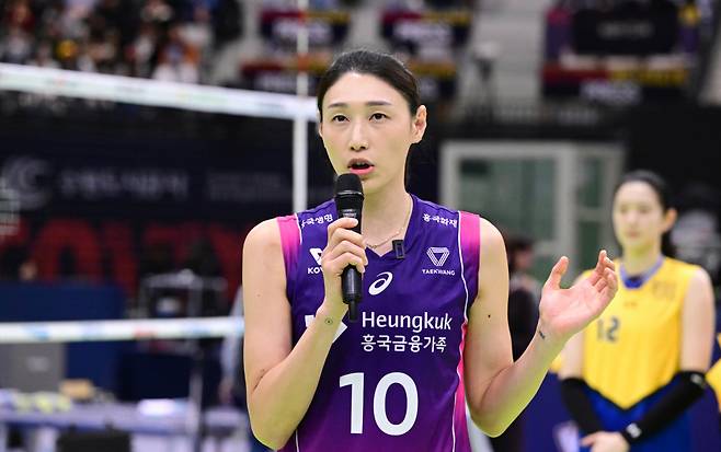 김연경이 현대건설전이 끝난 후 마이크를 잡고 얘기하고 있다. /사진=한국배구연맹(KOVO) 제공