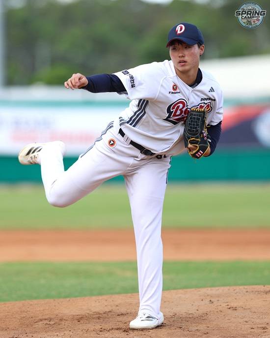 두산 베어스 신인 투수 홍민규가 지난 24일 일본 미야자키 선마린 스타디움에서 열린 요미우리 자이언츠 2군과 연습경기에 첫 실전 등판해 1이닝 무실점을 기록했다. 두산 베어스