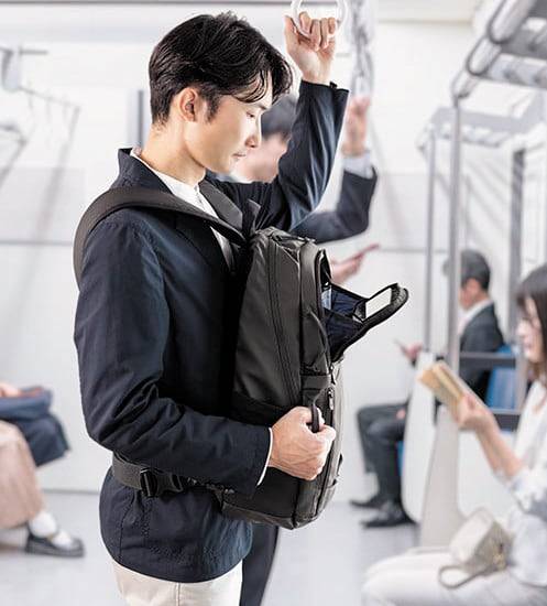 일본의 가방 브랜드 도요오카가 판매하는 백팩 홍보 사진. 지하철에서 앞으로 메고 서서 편하게 스마트폰을 볼 수 있도록 디자인했다. /도요오카