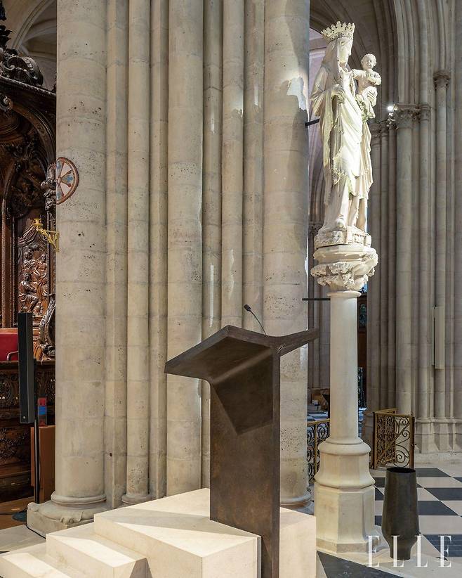 강한 직립성을 강조하는 T자 형태의 강대상은 대리석 받침 위에 고정돼 웅장함과 권위를 동시에 전달한다.