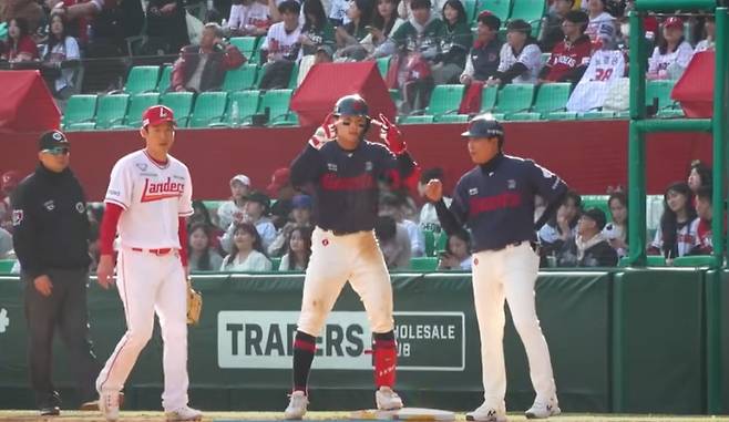 윤동희가 지난 시즌(2024) 안타 세리머니를 하는 모습. 사진=Giants TV 캡처