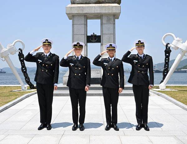 부산해군과학기술고 제복을 착용하고 있는 학생들 모습. 부산시교육청 제공
