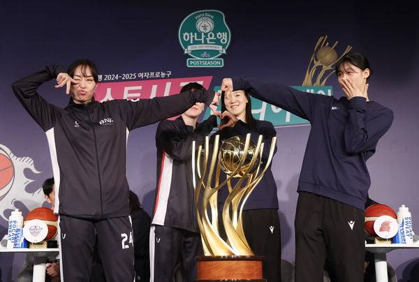 4강 플레이오프에 맞붙는 BNK 김소니아(왼쪽)와 삼성생명 이해란이 서로를 겨냥해 익살스러운 포즈를 취하고 있는 모습. 뒤에 선 BNK 박혜진과 삼성생명 배혜윤은 손 하트를 합작해 묘한 대조를 보이고 있다. 연합뉴스