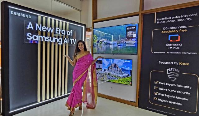 삼성전자 모델이 인도에서 인공지능(AI) TV 제품을 소개하고 있다. 사진 제공=삼성전자