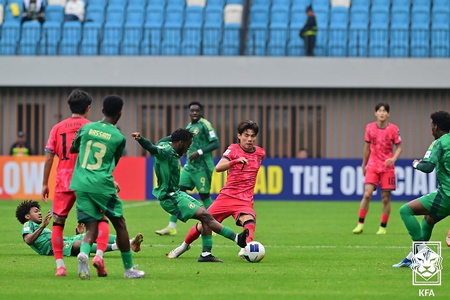 이창원 감독이 이끄는 U-20 축구 대표팀이 26일 중국 선전의 유소년 훈련 스타디움에서 열린 사우디와의 아시안컵 4강전에서 볼을 다투고 있다. 대한축구협회 제공