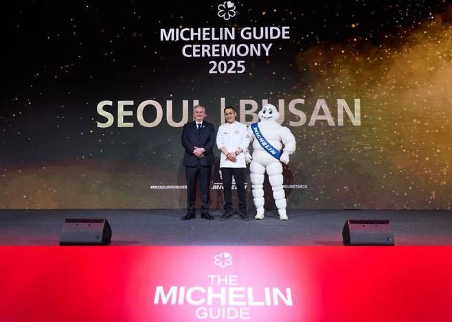 올해 국내 유일의 미쉐린 가이드 3스타 레스토랑으로 선정된 '밍글스'의 강민구 셰프(가운데)가 제롬 뱅송 미쉐린코리아 대표와 기념촬영을 하고 있다. 미쉐린 가이드 제공, 연합뉴스