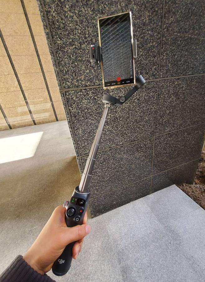 오즈모 모바일 7P는 확장로드를 내장하고 있어 셀카봉처럼 쓸 수 있다 / 출처=IT동아