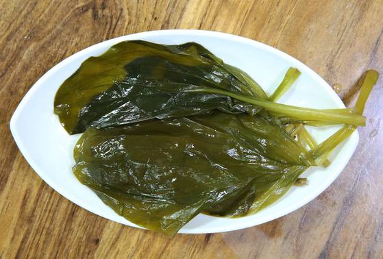 울릉도산 산나물인 명이를 간장에 절여 만든 장아찌. 중앙포토