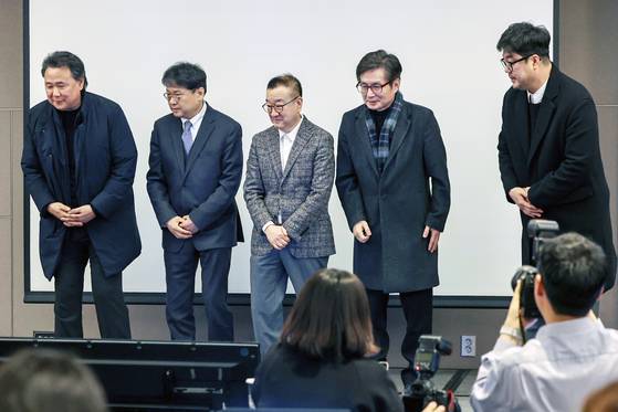 대중음악 5개 단체 대표자들이 27일 오전 서울 서초구 JW메리어트호텔에서 열린 '음악산업의 공정한 권리 보호를 위한 음반제작사 기자회견'에 참석했다. 사진 뉴스1