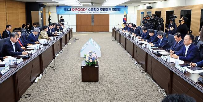 지난 1월 21일 aT센터에서 송미령 농림축산식품부 장관(왼쪽 앞에서 네 번째)은 K푸드 플러스 수출 성장세를 올해도 이어가기 위해 민·관이 함께하는 ‘제1차 K푸드 플러스 수출확대 추진본부’간담회를 주관했다. 농림축산식품부 제공
