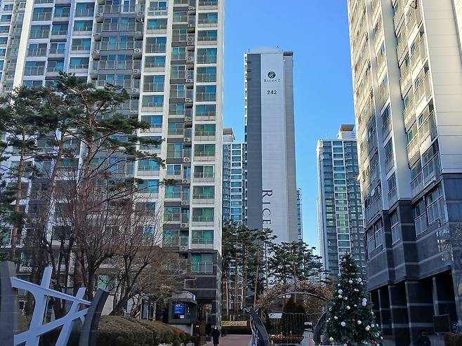 토허제가 풀린 서울 송파구 잠실동의 리센츠 단지. 김희량 기자