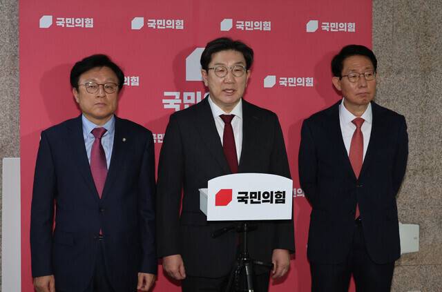 권성동 국민의힘 원내대표가 28일 오후 서울 여의도 국회에서 이날 열리기로 했던 국정협의회에 더불어민주당이 참석을 보류한 것과 관련해 입장을 밝히고 있다. 신소영 기자 viator@hani.co.kr