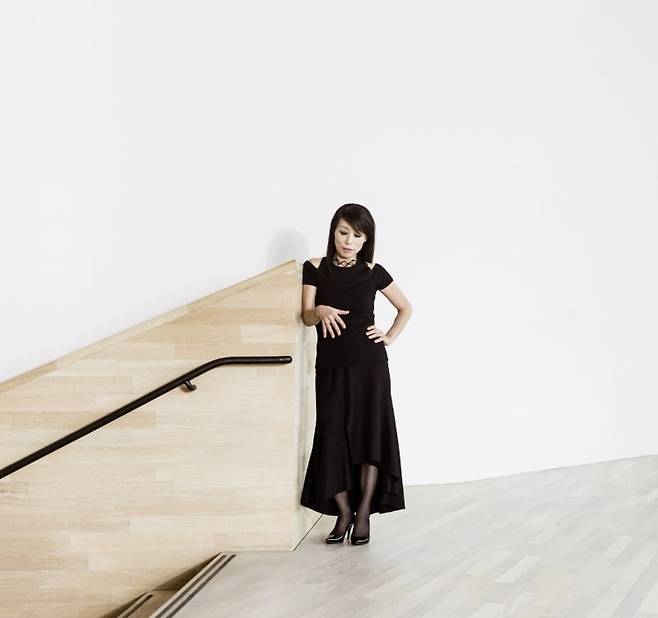 베를린에 거주하는 진은숙의 모습을 사진작가 페터 훈데르트가 담아냈다. 그는 "진은숙의 작업은 화사한 꽃, 우주의 섬광을 닮았다"고 했다. PETER HUNDERT