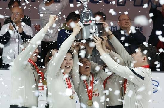 SK렌터카가 5시즌만에 처음 PBA팀리그 포스트시즌 정상에 오른 가운데, 팀 주장 강동궁은 이번 파이널이 30년 당구인생서 가장 떨린 무대라고 했다. 사진은 시상식서 트로피를 들어올리고 있는 SK렌터카 팀원들. (사진= PBA)