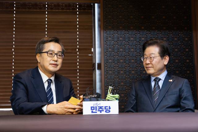 ▲더불어민주당 이재명 대표가 28일 서울 여의도의 한 식당에서 김동연 경기도지사(왼쪽)와 만나 대화하고 있다. ⓒ연합뉴스