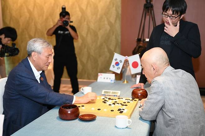 휘황 바둑마스터스 최종국이 끝난 후 조훈현 9단(왼쪽)과 다케미야 마사키 9단이 복기를 하고 있다.(사진 한국기원 제공)