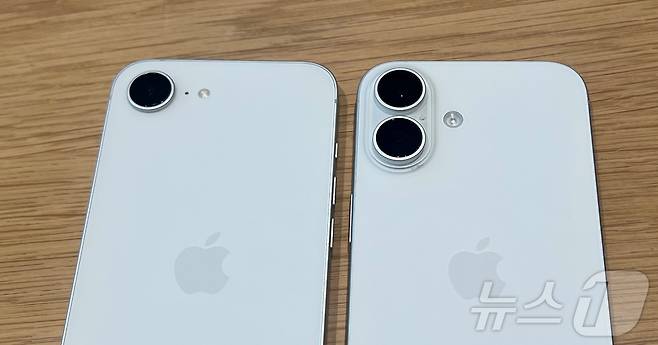 아이폰16e(왼쪽)와 아이폰16 후면 2025.02.28/뉴스1 ⓒNews1 김정현 기자