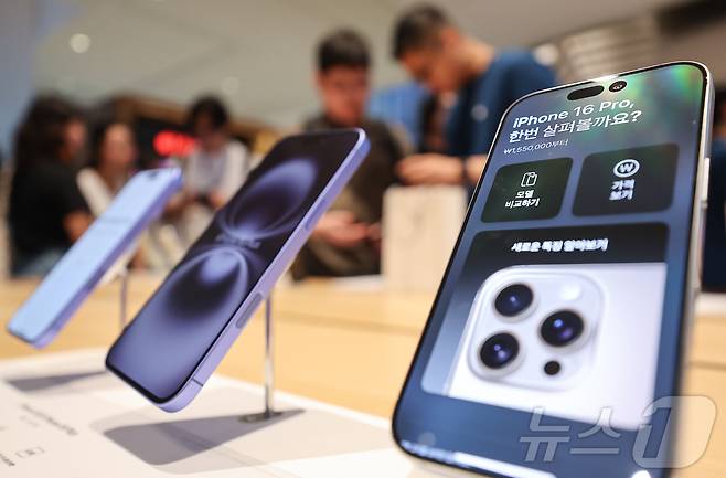 서울 중구 명동 애플스토어 전시된 '아이폰 16시리즈' 2024.9.20/뉴스1 ⓒ News1 김도우 기자