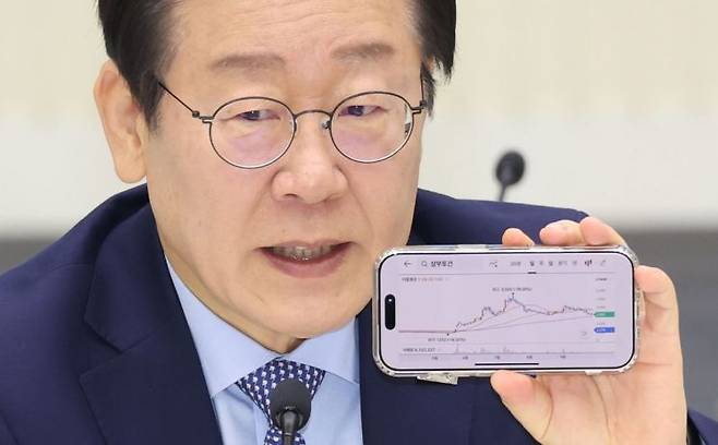 지난해 11월 더불어민주당 이재명 대표가 서울 여의도 한국거래소에서 열린 대한민국 주식시장 활성화TF 현장 간담회에서 삼부토건 주식 차트를 들어 보이고 있다. 당시 이 대표는 삼부토건 주가에 대해 조작의혹을 제기했다. 연합뉴스