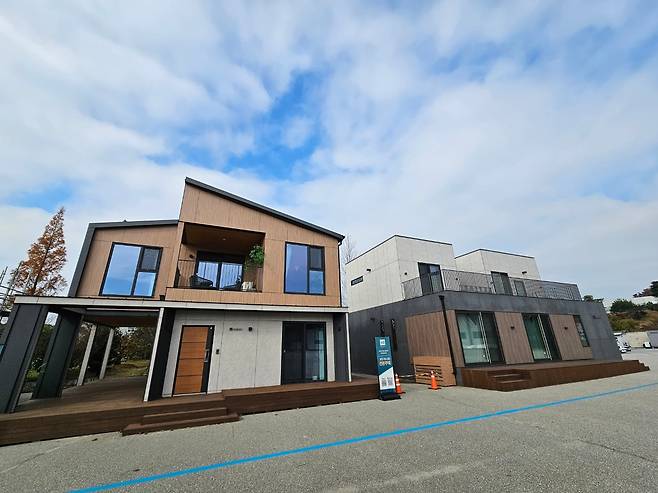 충남 당진군 면천면 자이가이스트 본사에 있는 35·54평 목조모듈러주택 샘플하우스. /이미호 기자