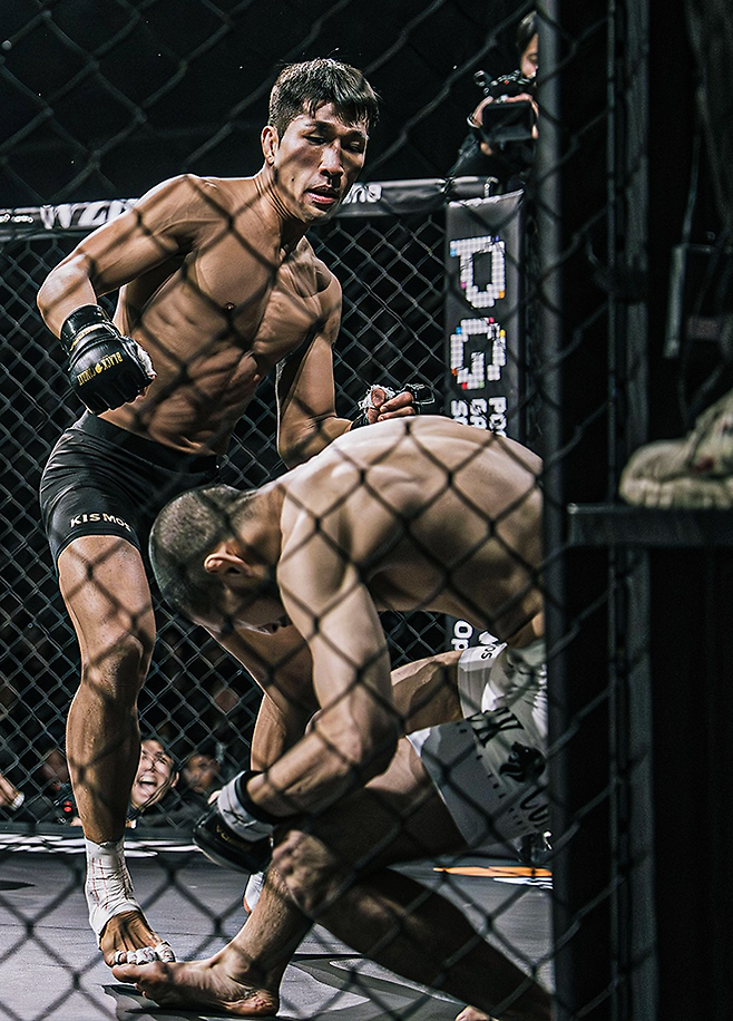 김민우가 2024년 12월 서울특별시 고려대학교 화정체육관 블랙컴뱃 13 메인이벤트 KO를 당해 쓰러지는 상대를 보고 있다. 사진=이데아 파라곤