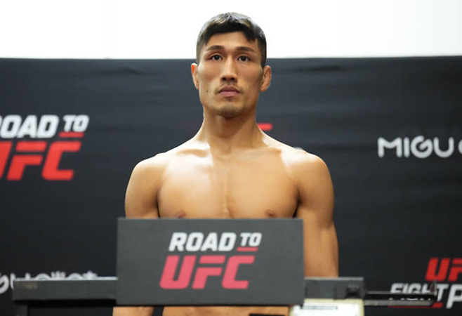 김민우가 2022년 10월 Road to UFC 시즌1 밴텀급 토너먼트 준결승 계체를 하고 있다. 몸무게 기준 통과 실패로 결승 진출이 무산됐다. 사진=TKO