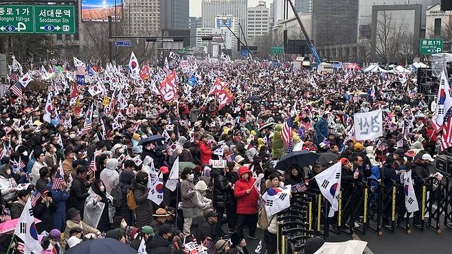3월1일 오후 서울 종로구 광화문 일대에서 열린 윤석열 대통령 탄핵 반대 집회의 모습. 사진은 주최 측 동의를 받아 연단에 서서 촬영했다. ⓒ 시사저널 정윤경