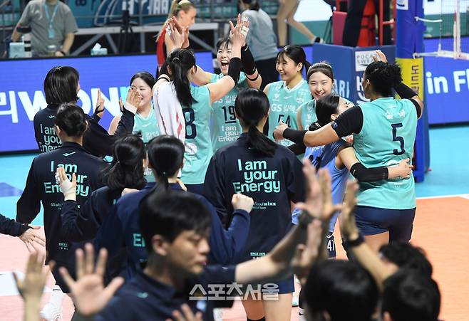 GS칼텍스 선수들이 19일 장충체육관에서 열린 2024-2025 V리그 여자부 페퍼저축은행과 경기에서 세트 스코어 3-0으로 승리한 뒤 하이파이브를 나누고 있다. 2025. 1. 19. 장충 | 박진업 기자 upandup@sportsseoul.com