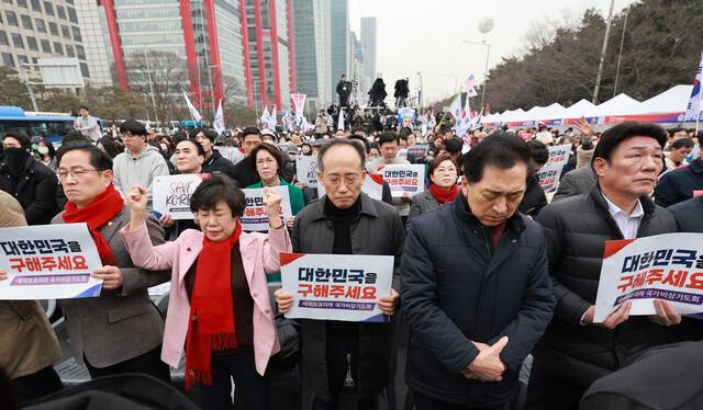 국민의힘 김기현, 추경호 의원 등이 1일 서울 여의대로에서 세이브코리아가 연 3·1절 국가비상기도회에서 윤석열 대통령 탄핵 기각을 촉구하며 기도하고 있다. 연합뉴스