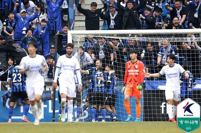 인천 무고사가 득점 후 기뻐하는 모습. 사진=프로축구연맹