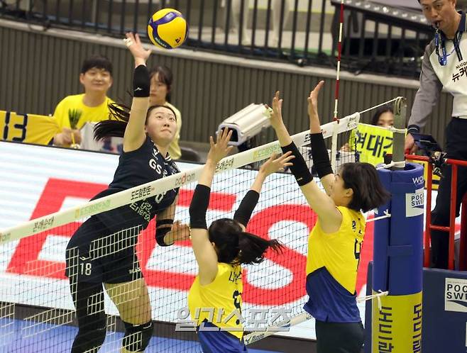 2일 오후 수원체육관에서 열린 도드람 2024-2025 V리그 여자부 현대건설과 GS칼텍스의 경기. GS칼텍스 권민지가 현대건설 블로킹을 앞에두고 공격하고있다. 수원=정시종 기자 capa@edaily.co.kr /2025.03.02.