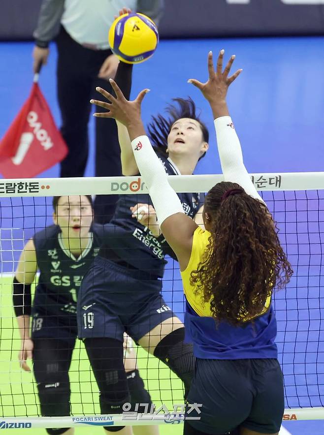 2일 오후 수원체육관에서 열린 도드람 2024-2025 V리그 여자부 현대건설과 GS칼텍스의 경기. GS캁텍스 유서연이 현대건설 블로킹을 앞에두고 공격하고있다. 수원=정시종 기자 capa@edaily.co.kr /2025.03.02.