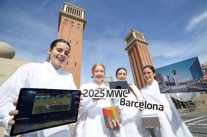 3일 스페인 바르셀로나에서 세계 최대통신기술 전시회 '모바일월드콩그레스(MWC 2025)'가 개막한다. KT 직원들이 행사장에서 주요 전시 아이템을 소개하고 있다. KT 제공