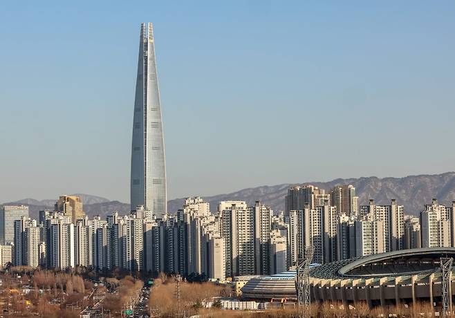 서울시가 지난달 12일 토지거래허가구역 해제를 발표한 후 잠실, 대치 등 부동산 시장이 기대감에 술렁이고 있다. 사진은 잠실 엘스, 리센츠, 트리지움, 레이크팰리스 아파트. 사진=한국경제신문