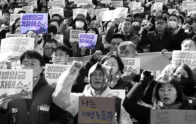 노동자들이 지난해 3월8일 서울 종로에서 열린 세계 여성의날 행사에서 ‘성별임금격차 해소’ 등을 요구하는 구호를 외치고 있다. 조태형 기자