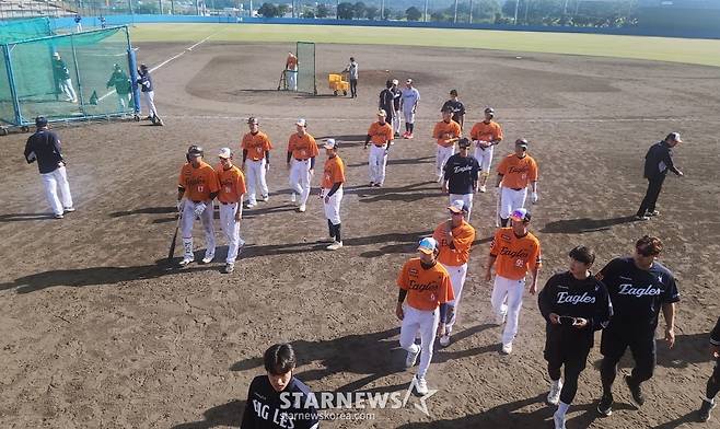 한화 이글스 선수들이 1일 일본 오키나와 전력 사회인 야구팀과 경기에서 패한 뒤 더그아웃으로 향하고 있다. /사진=김우종 기자